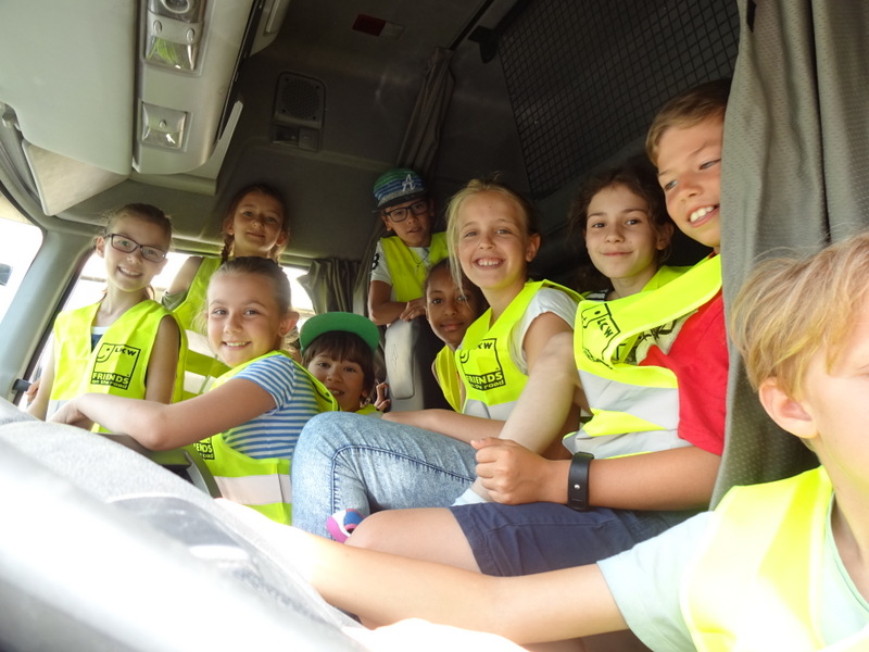 12.06.2017 - LKW in der Schule - 4a, 4b