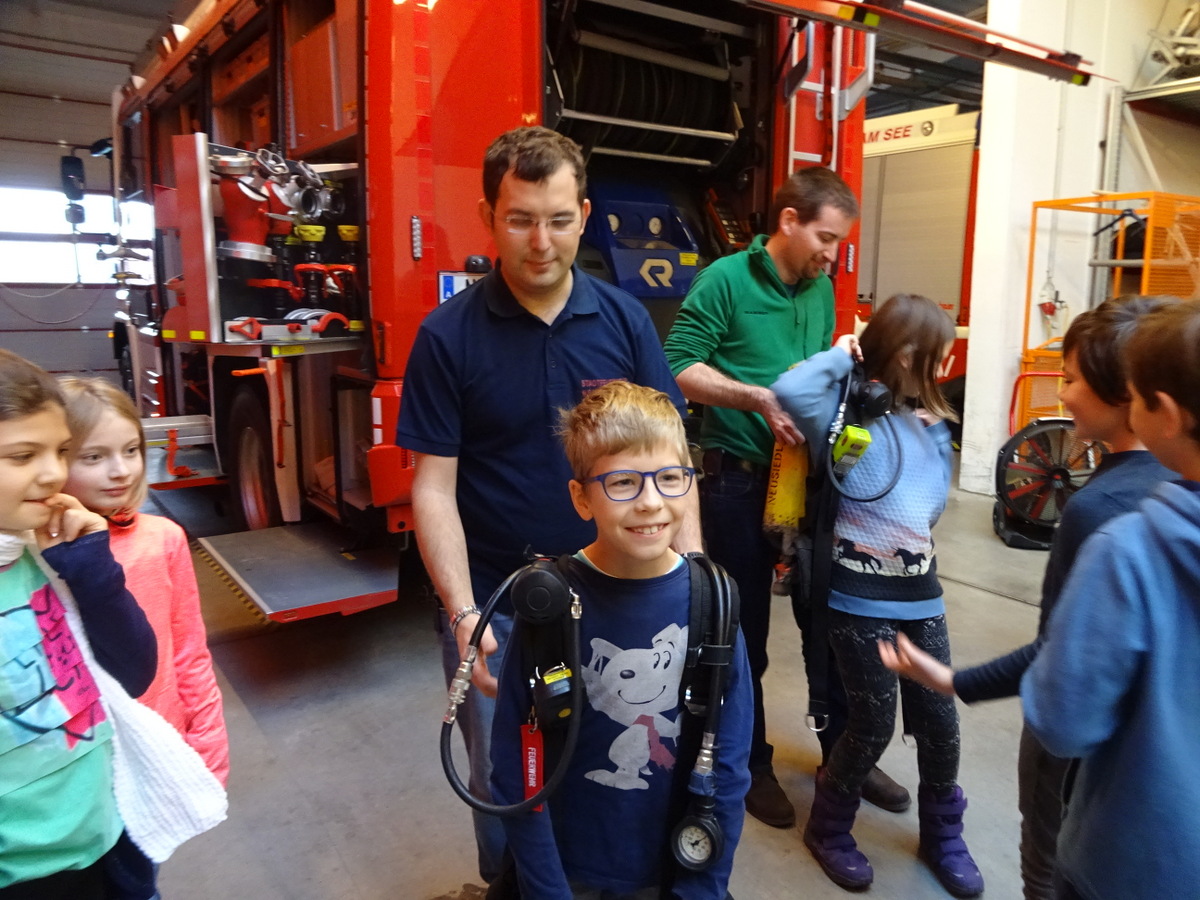 15.12.2017 - Kinder bei der Feuerwehr - 3a, 3b
