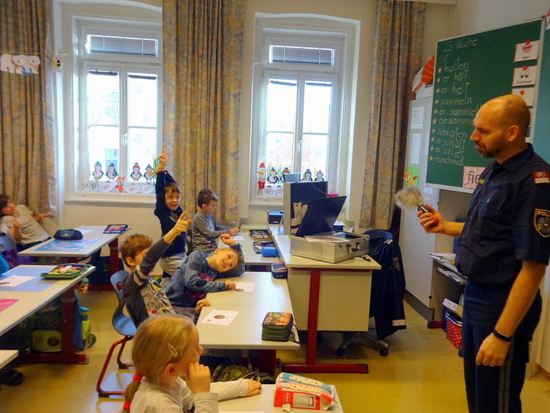 06.02.2019 - Polizei im Kloster - 2a, 2b, 2c